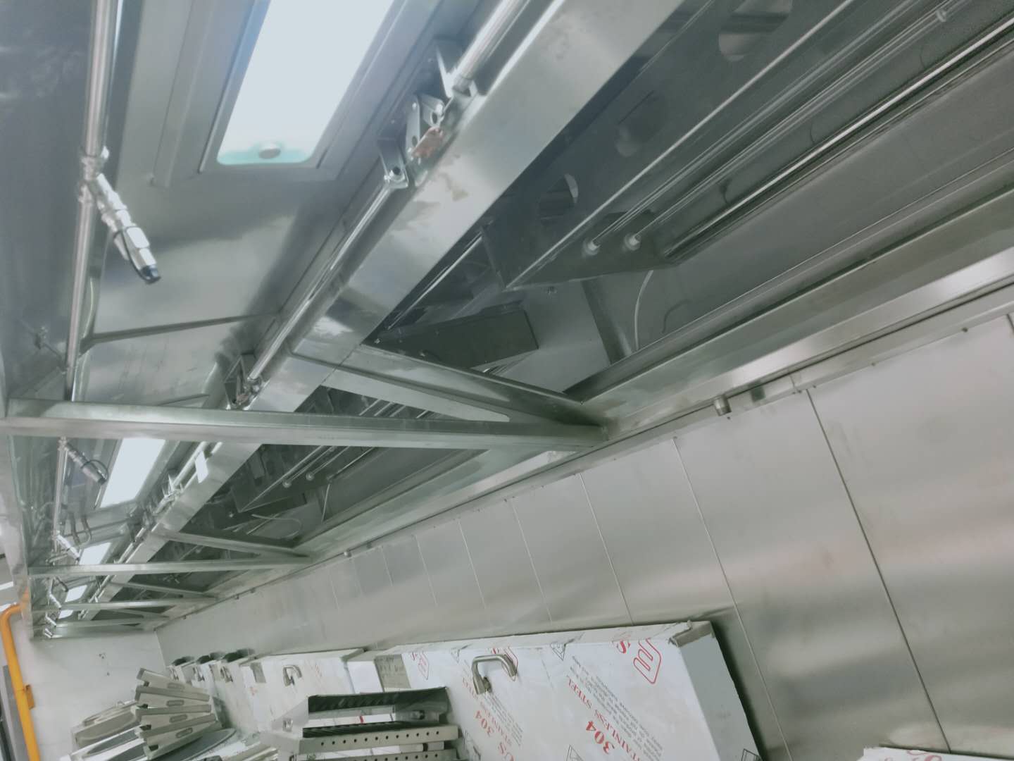 洛阳地铁站餐厅油烟净化器系统安装实拍