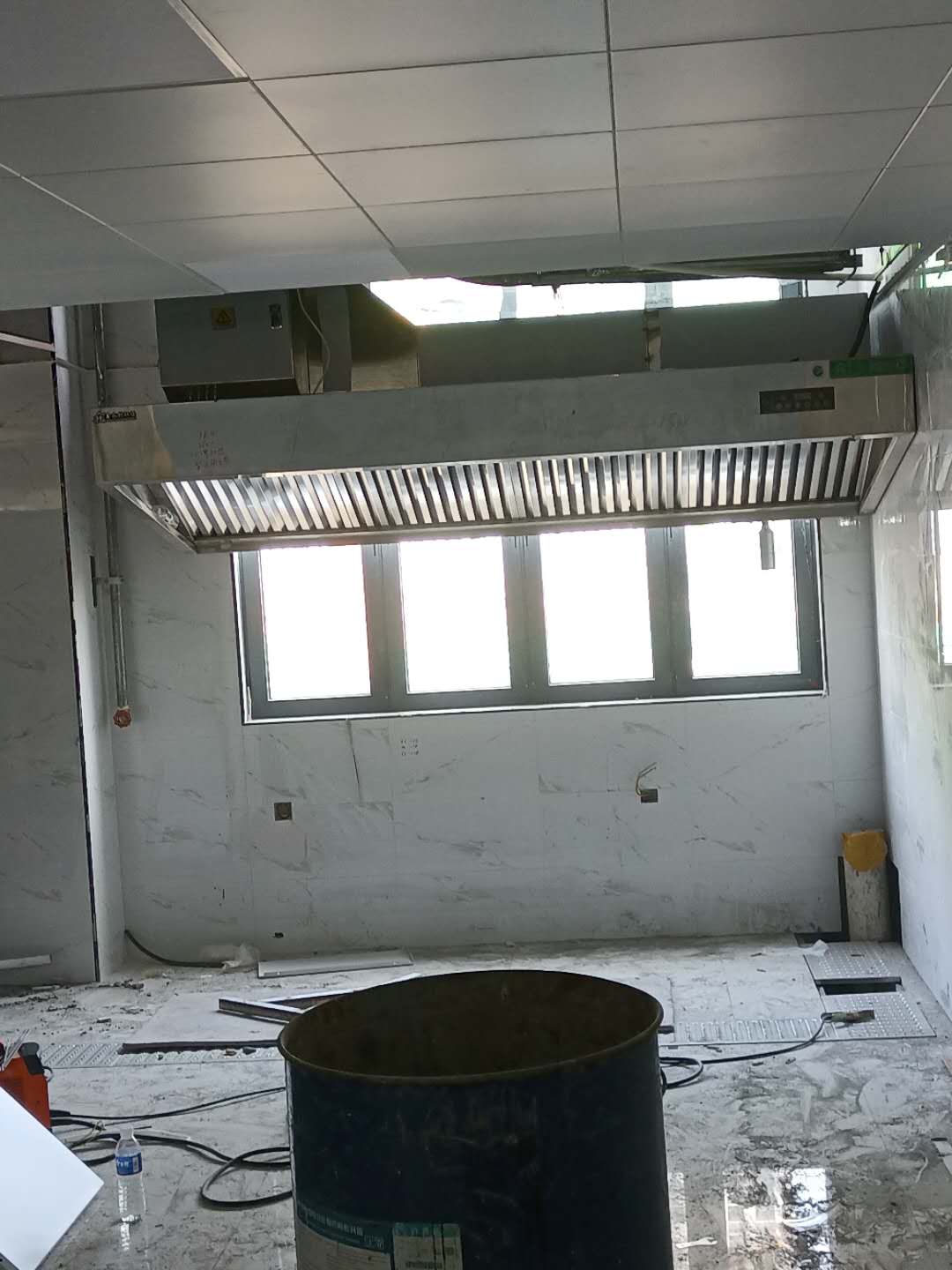 郑州冉屯路小学教师餐厅油烟净化一体机安装实拍