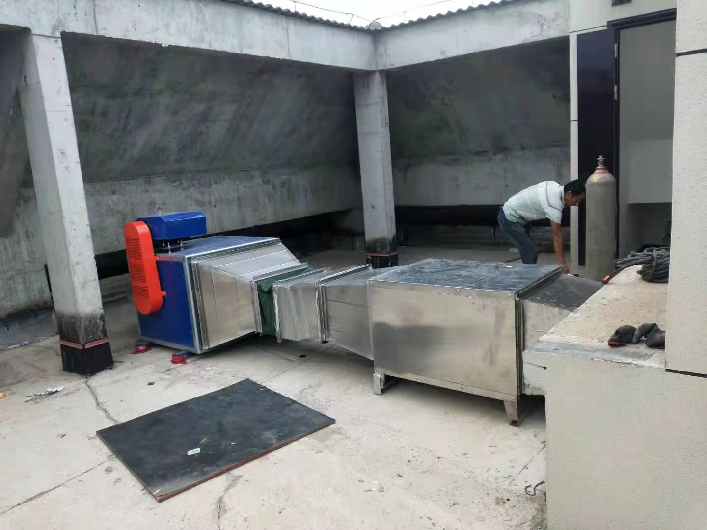 衡水一中教师食堂油烟净化一体机安装实拍